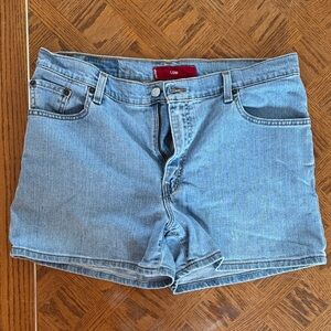 Vintage Levi’s Denim Light Blue Women's Shorts — size 15 JR, fits like Womens 12